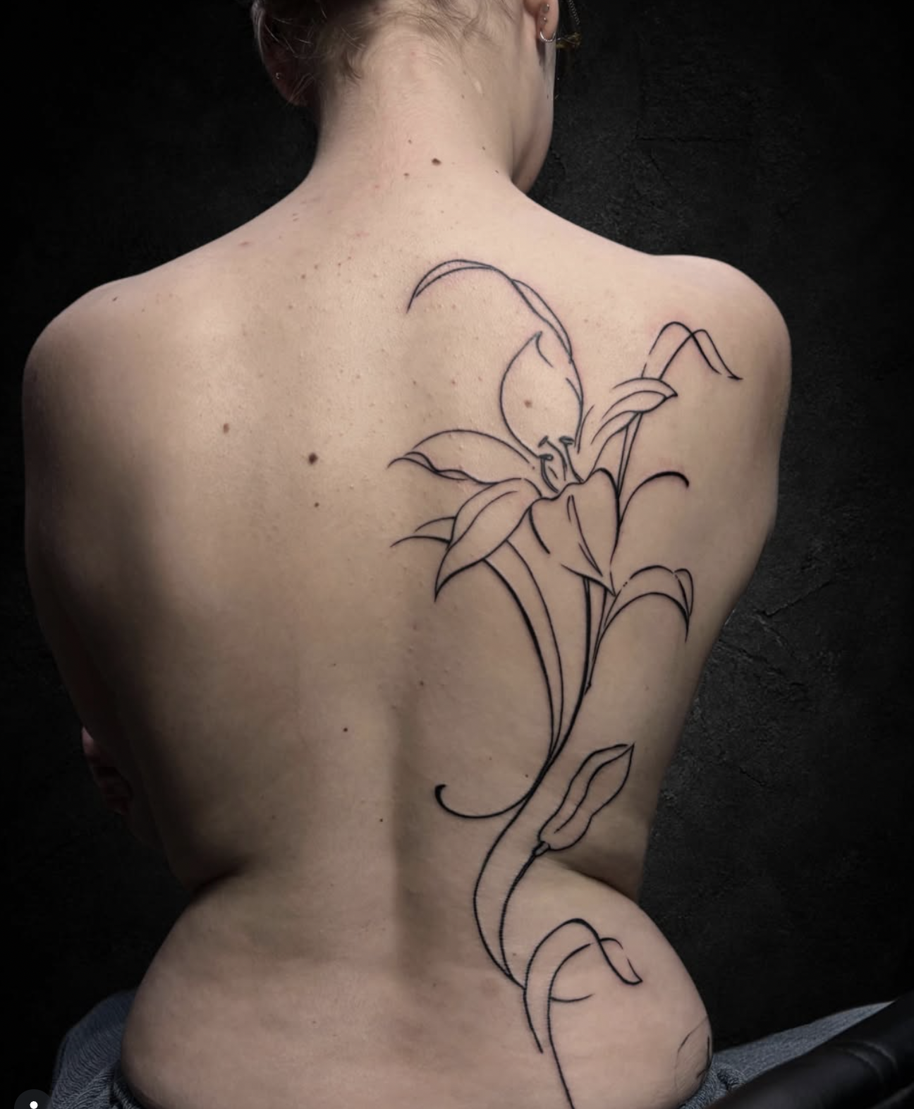 Black-and-Grey Tattoo Rennfahrer auf dem Unterarm