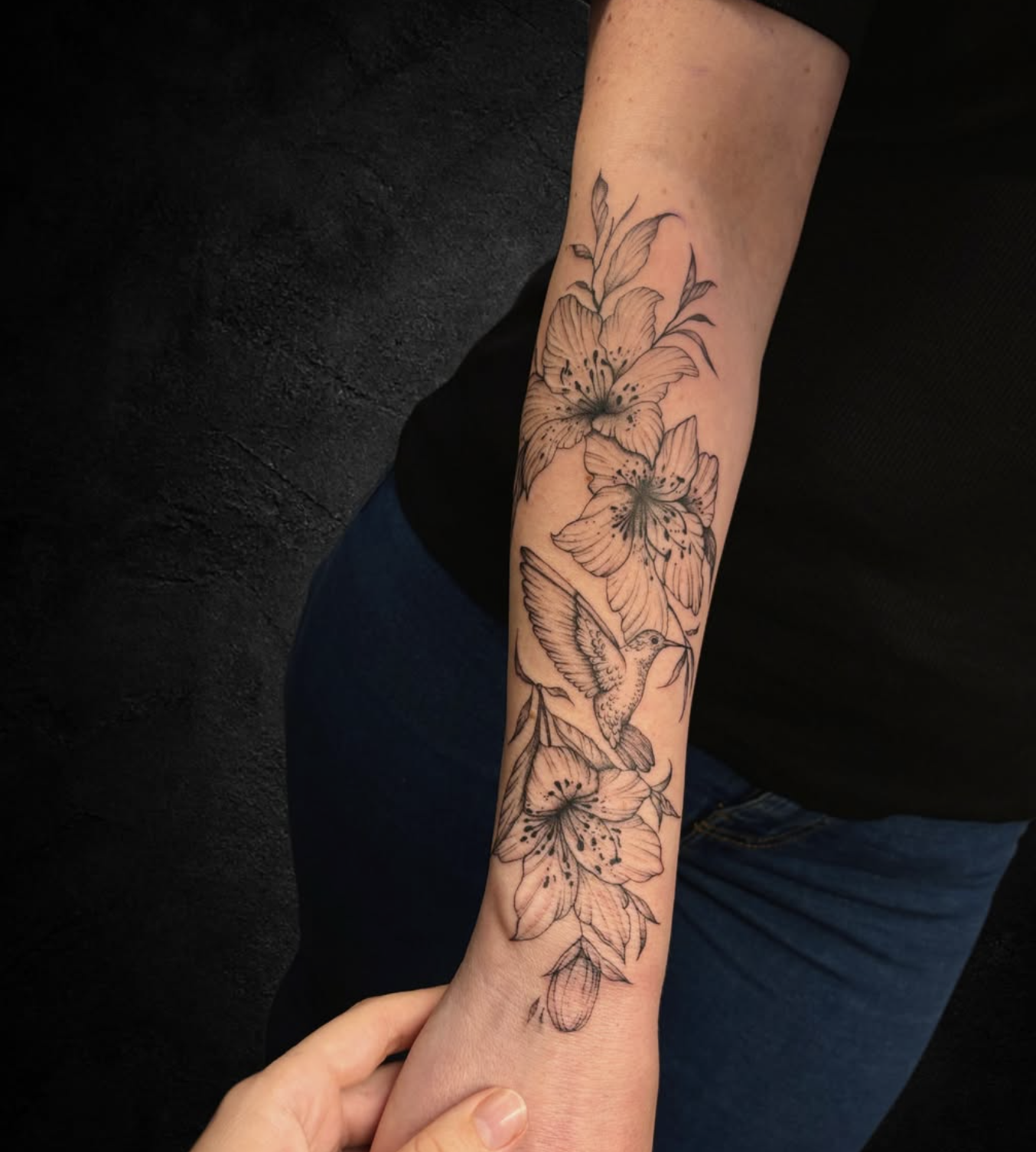 Florales Fine-Line Tattoo auf dem Unterarm