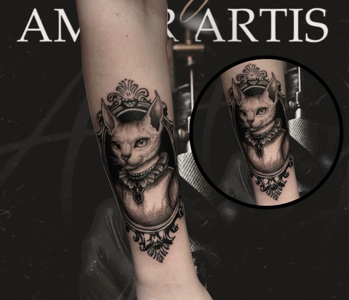 Ornamentales Skull Tattoo am Bein