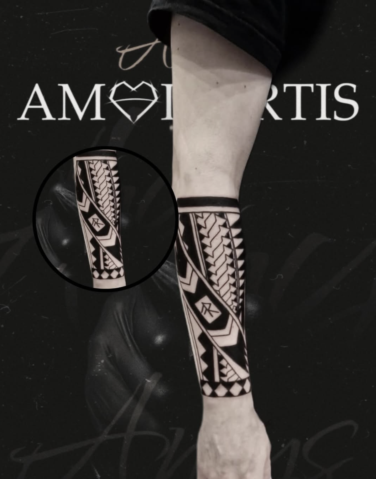 Black-and-Grey Kompass Tattoo am Unterarm