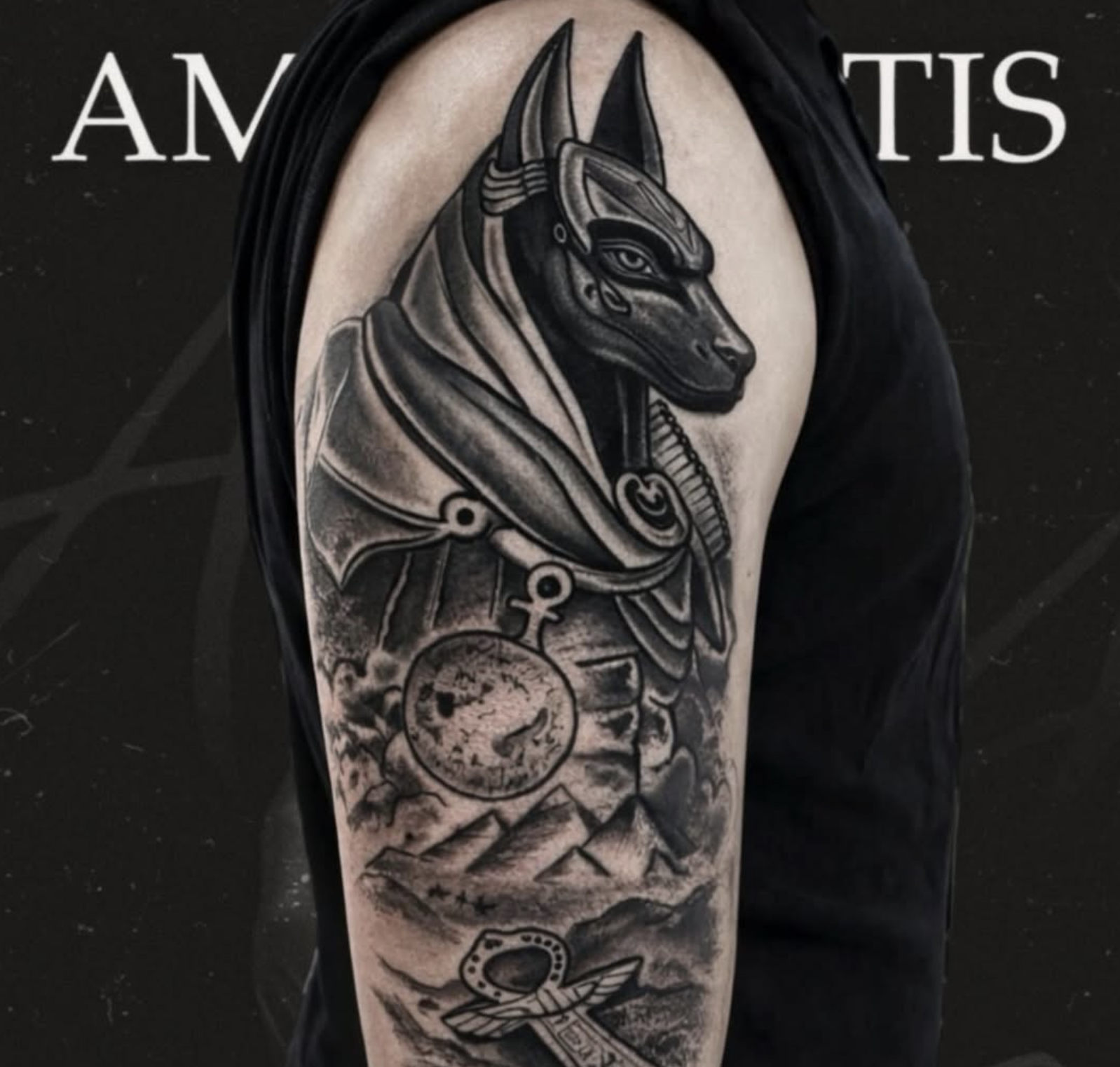 Anubis Black-and-Grey Tattoo am Oberarm